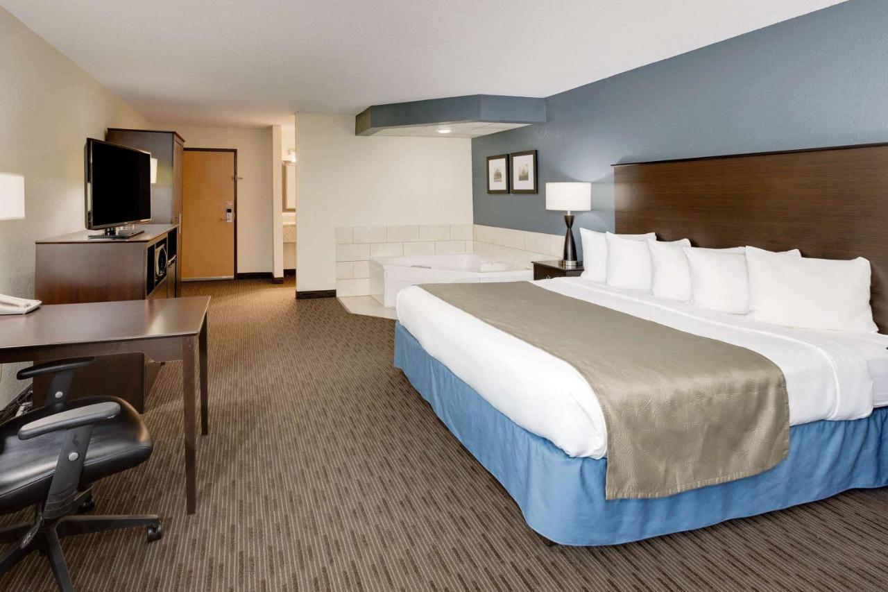 Baymont By Wyndham Owatonna Hotel Exterior photo