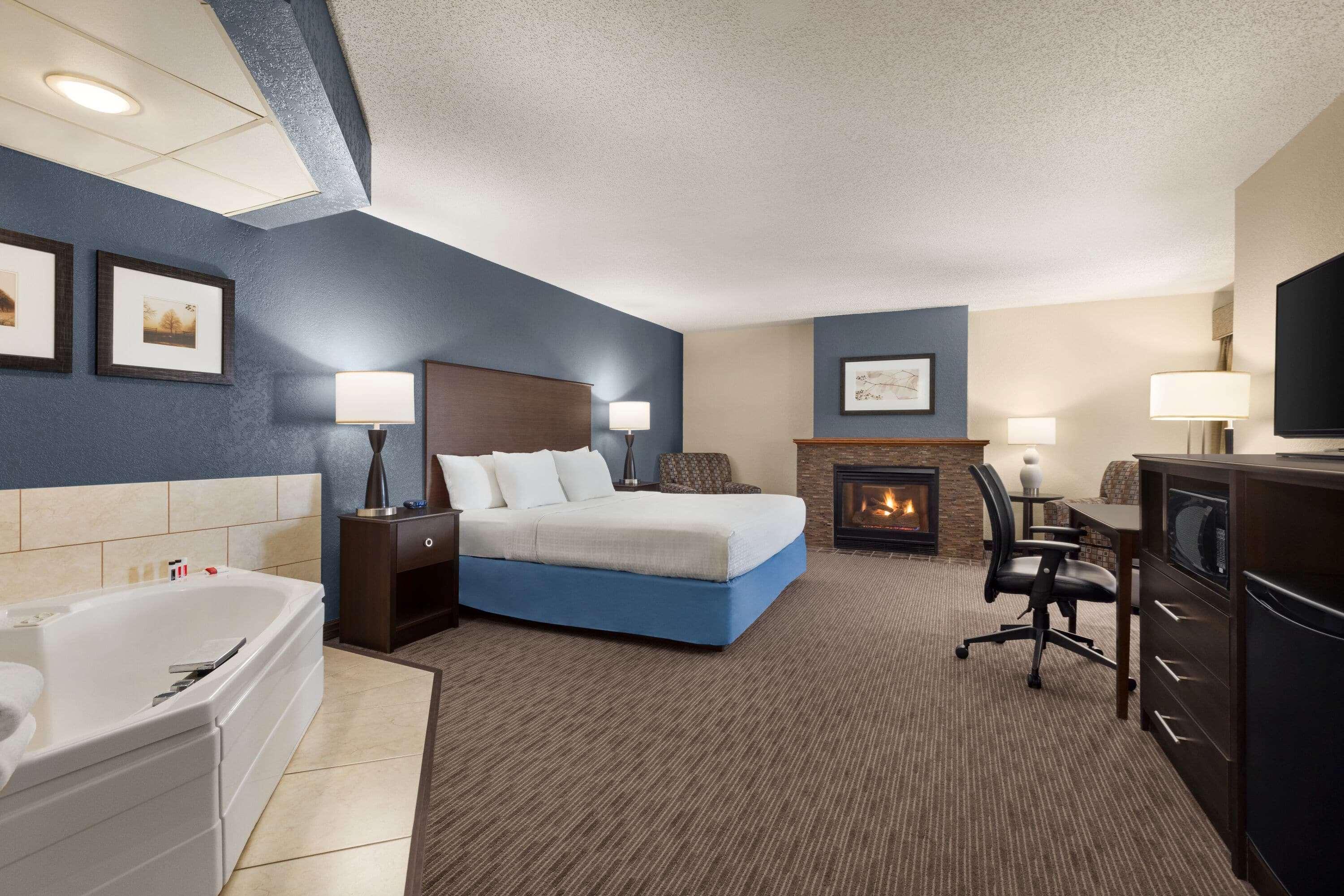 Baymont By Wyndham Owatonna Hotel Exterior photo