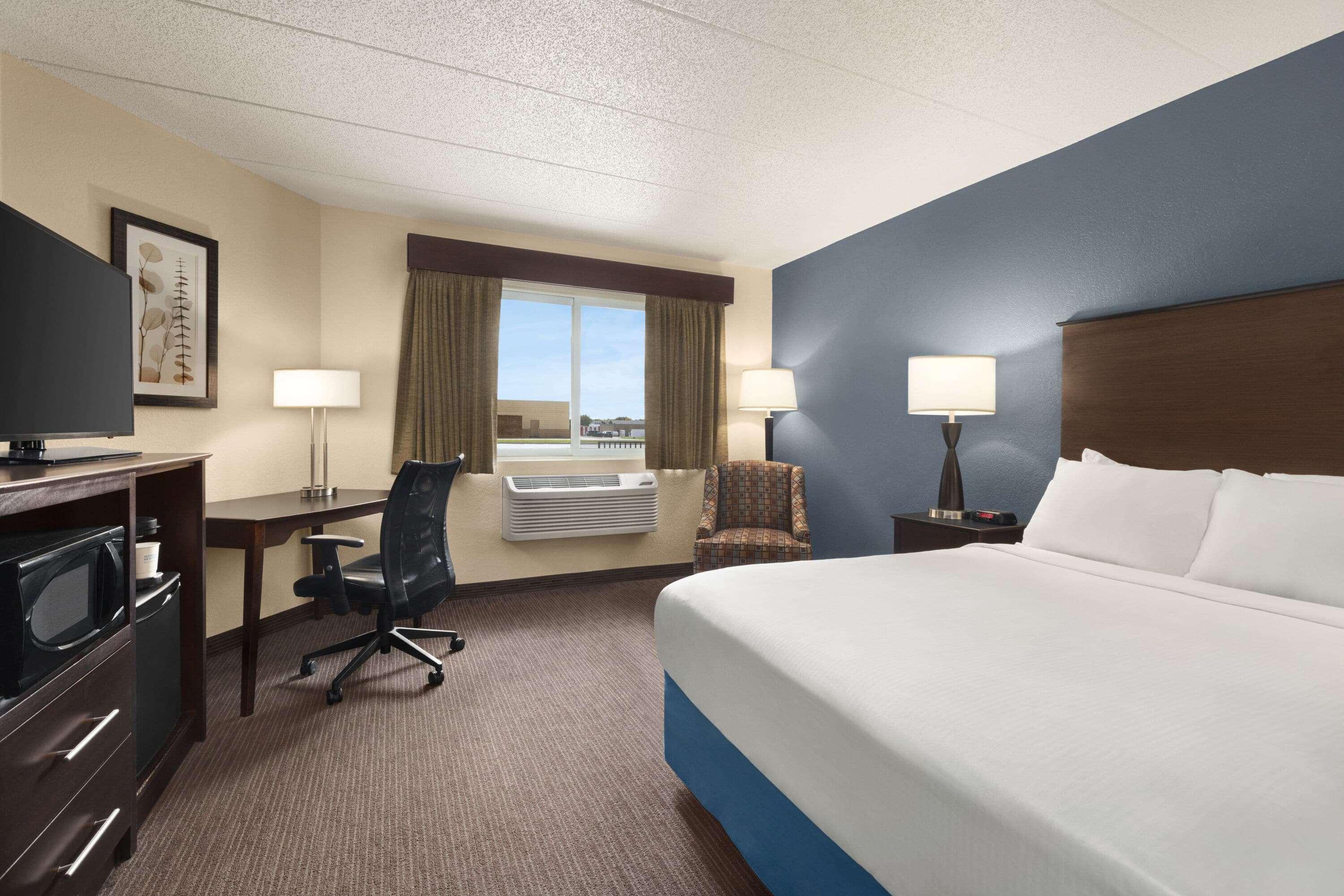 Baymont By Wyndham Owatonna Hotel Exterior photo